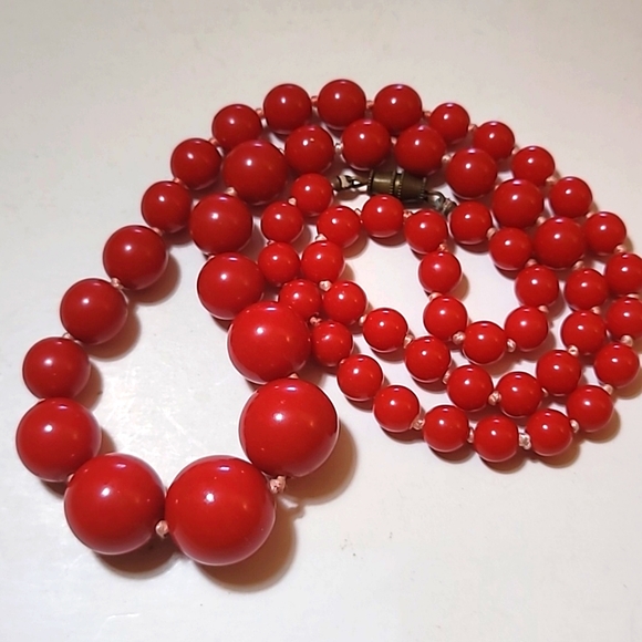 Vtg RED BAKELITE bead PARURE hand-knotted NECKLACE stretchie BRACELET earbobs - Picture 5 of 6